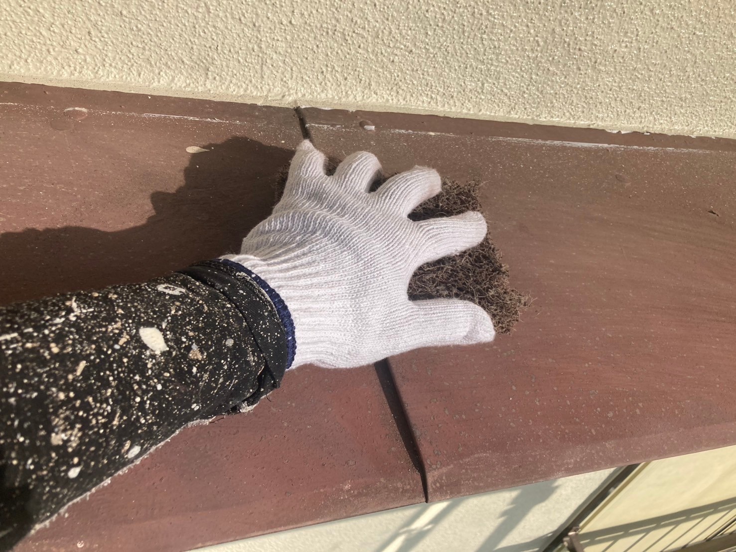 川崎市高津区坂戸で付帯部の庇、雨戸のケレン作業をしてきました