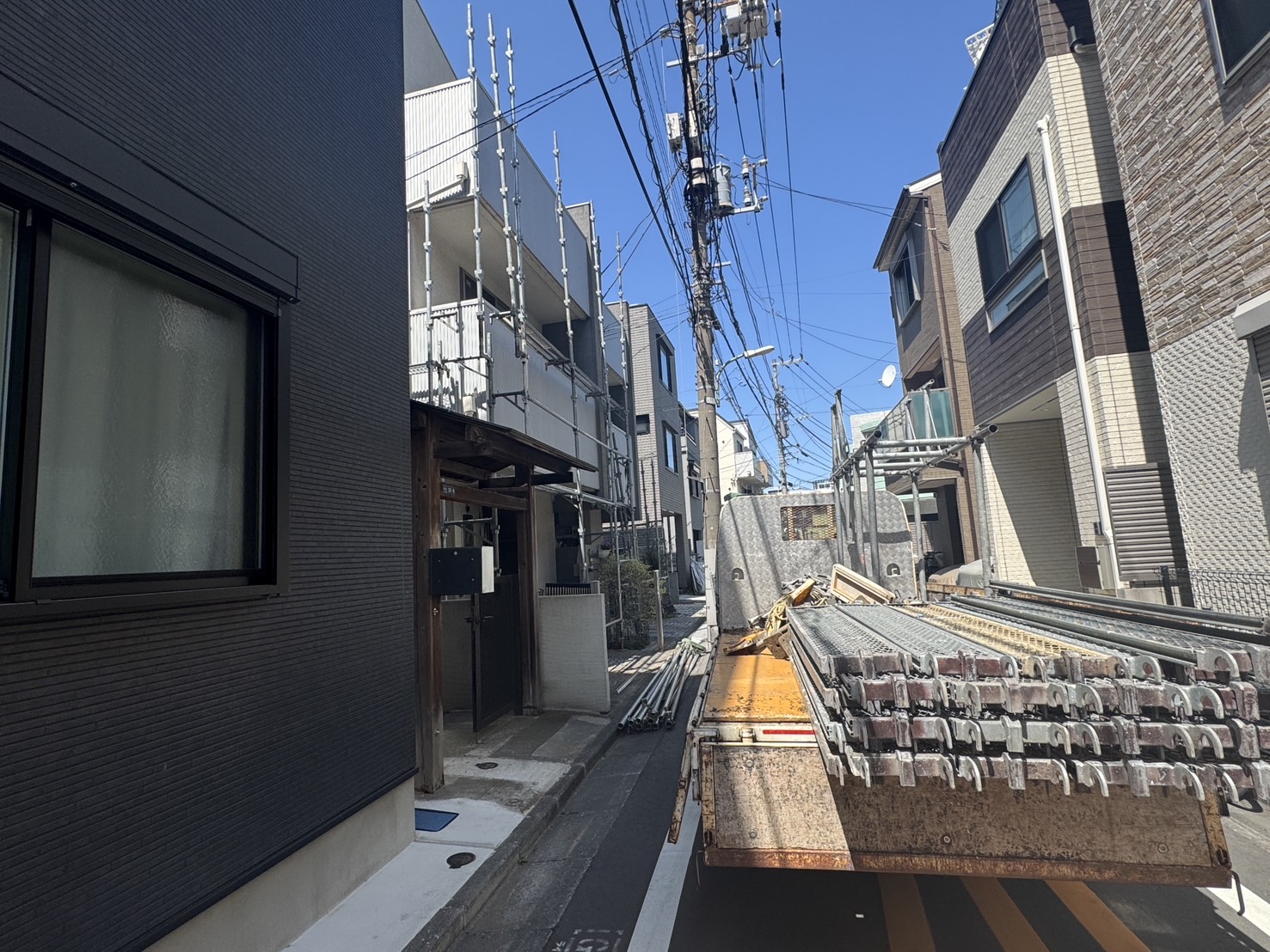 大田区大森北で外壁塗装と屋根カバー工法を施工するための足場架けをしてます