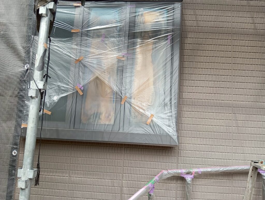養生された窓、養生された手すり