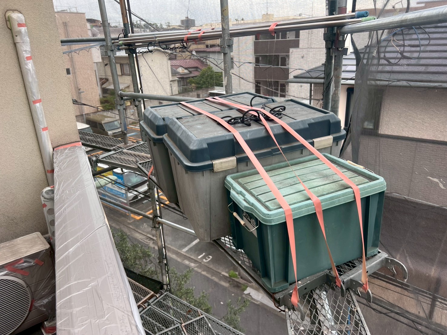 大田区南馬込にて塗装面以外の家回り部分に塗料が付かないよう養生をしました