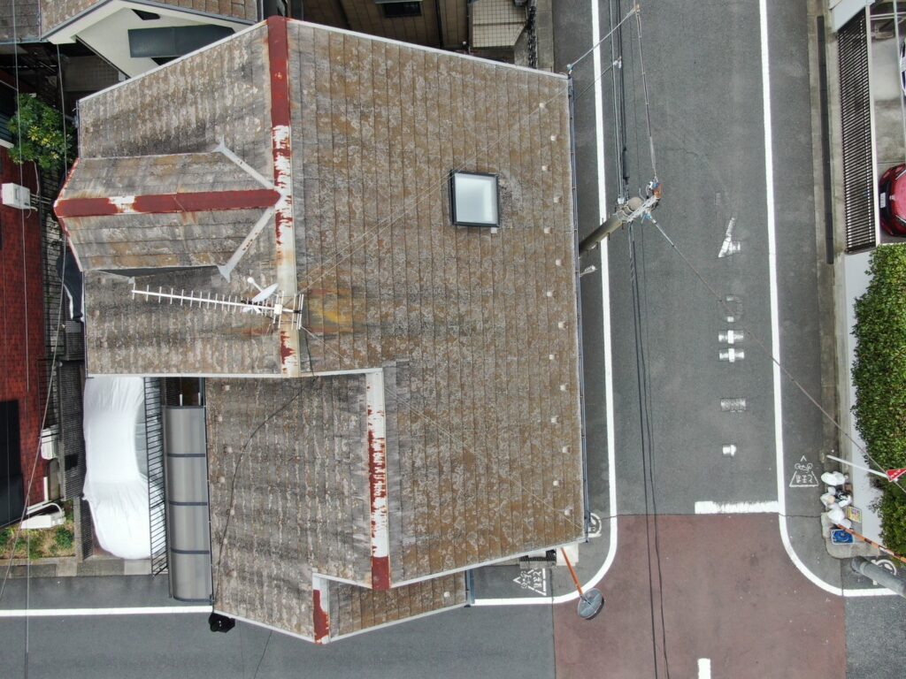 ドローンで真上から撮影した屋根