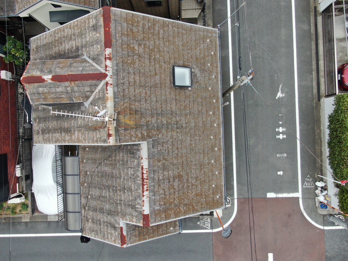 大田区久が原にてドローンを使用し築30年の屋根の現地調査を行いました。