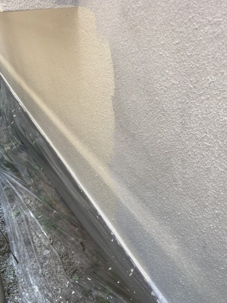中塗り施工中