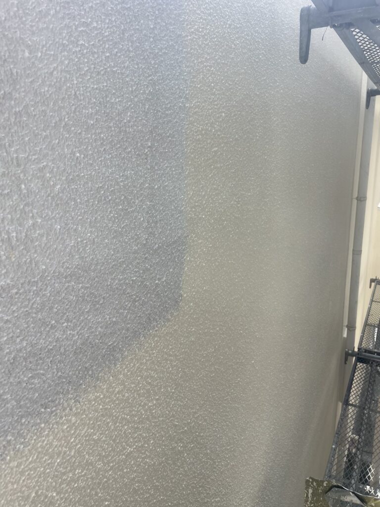 2階中塗り施工中