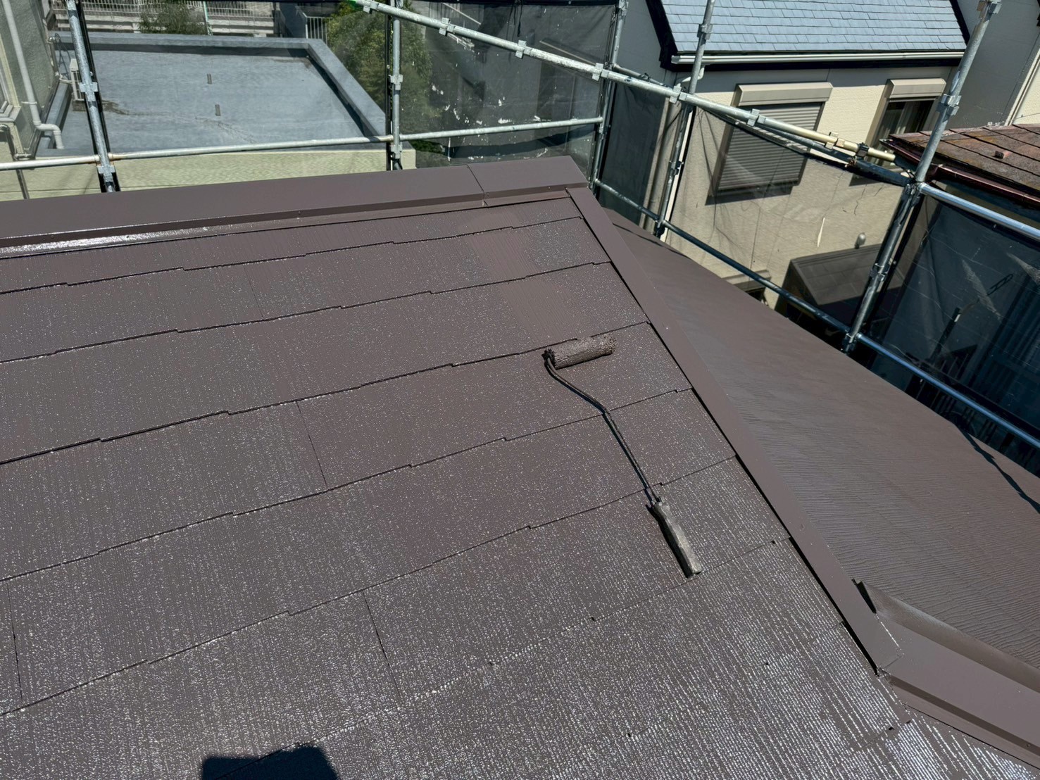 大田区久が原にて屋根を綺麗な艶あり茶色に遮熱塗装しました