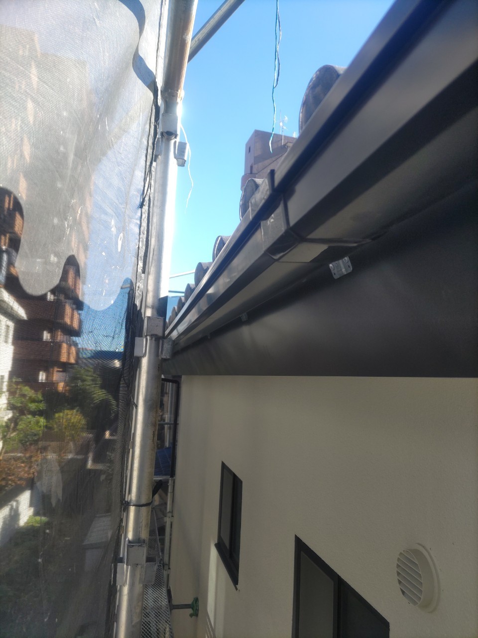 川崎市高津区坂戸で樋が破損して穴があいてしまっていたので交換してきました