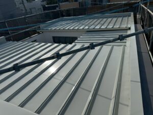 ガルバリウム鋼板屋根の上塗り作業完成