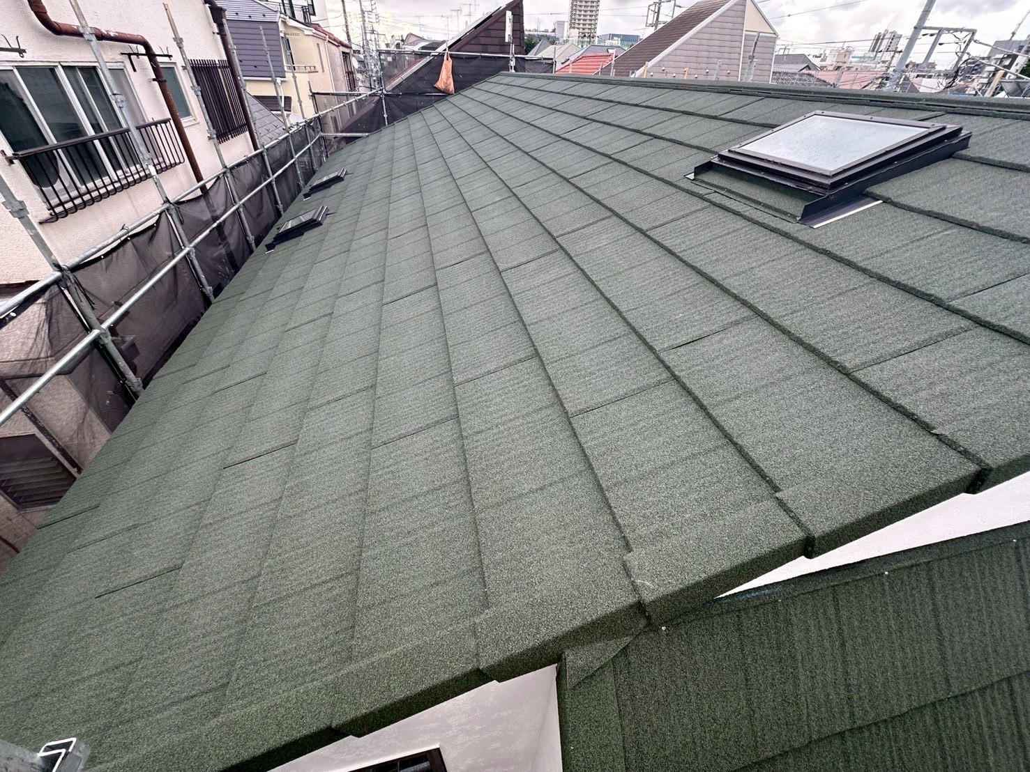 大田区にて美観と長寿命が特徴のエコグラーニで屋根カバー工事しました