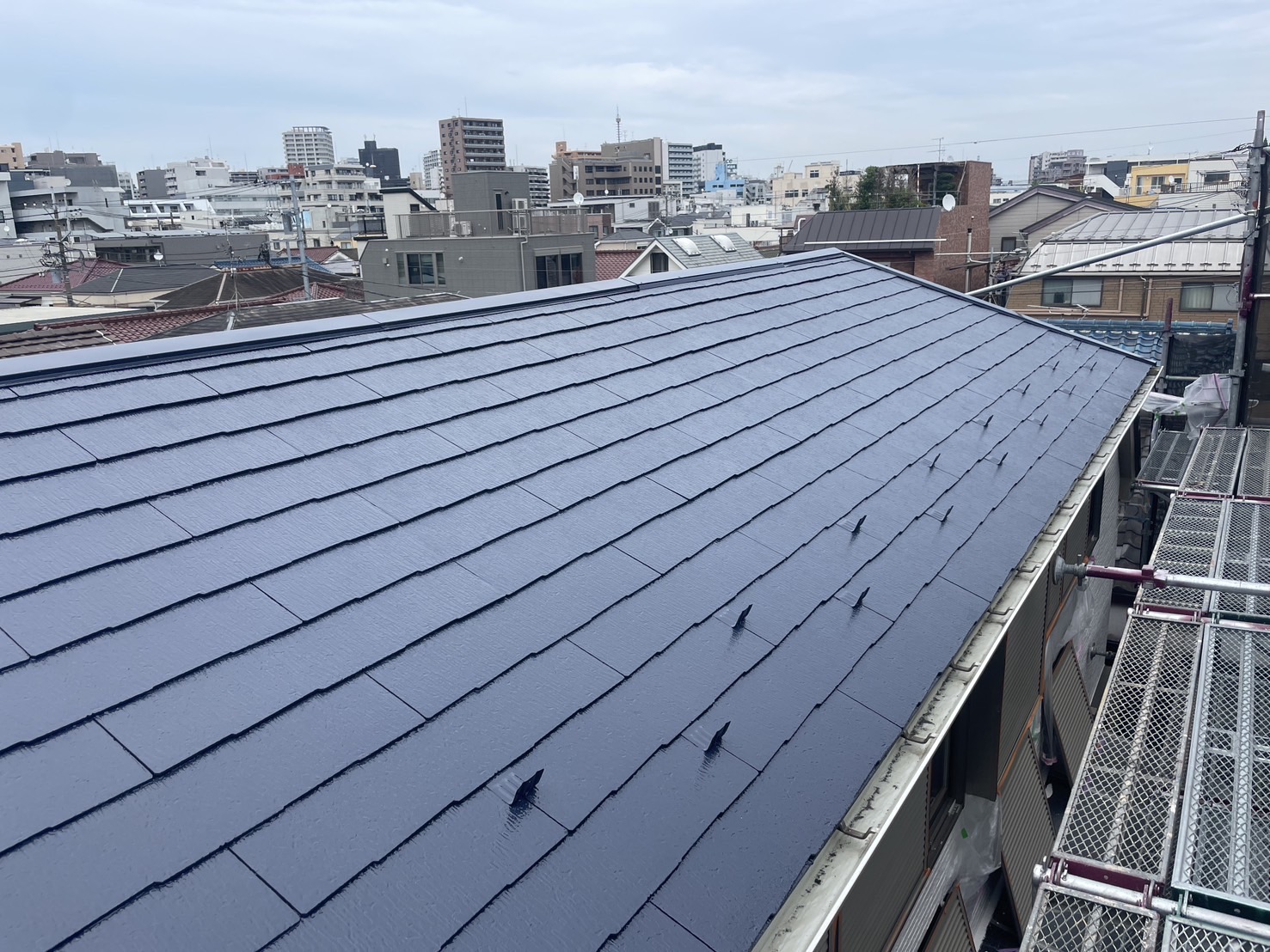 大田区蒲田本町にて屋根塗装工事の上塗り塗装をしてきました