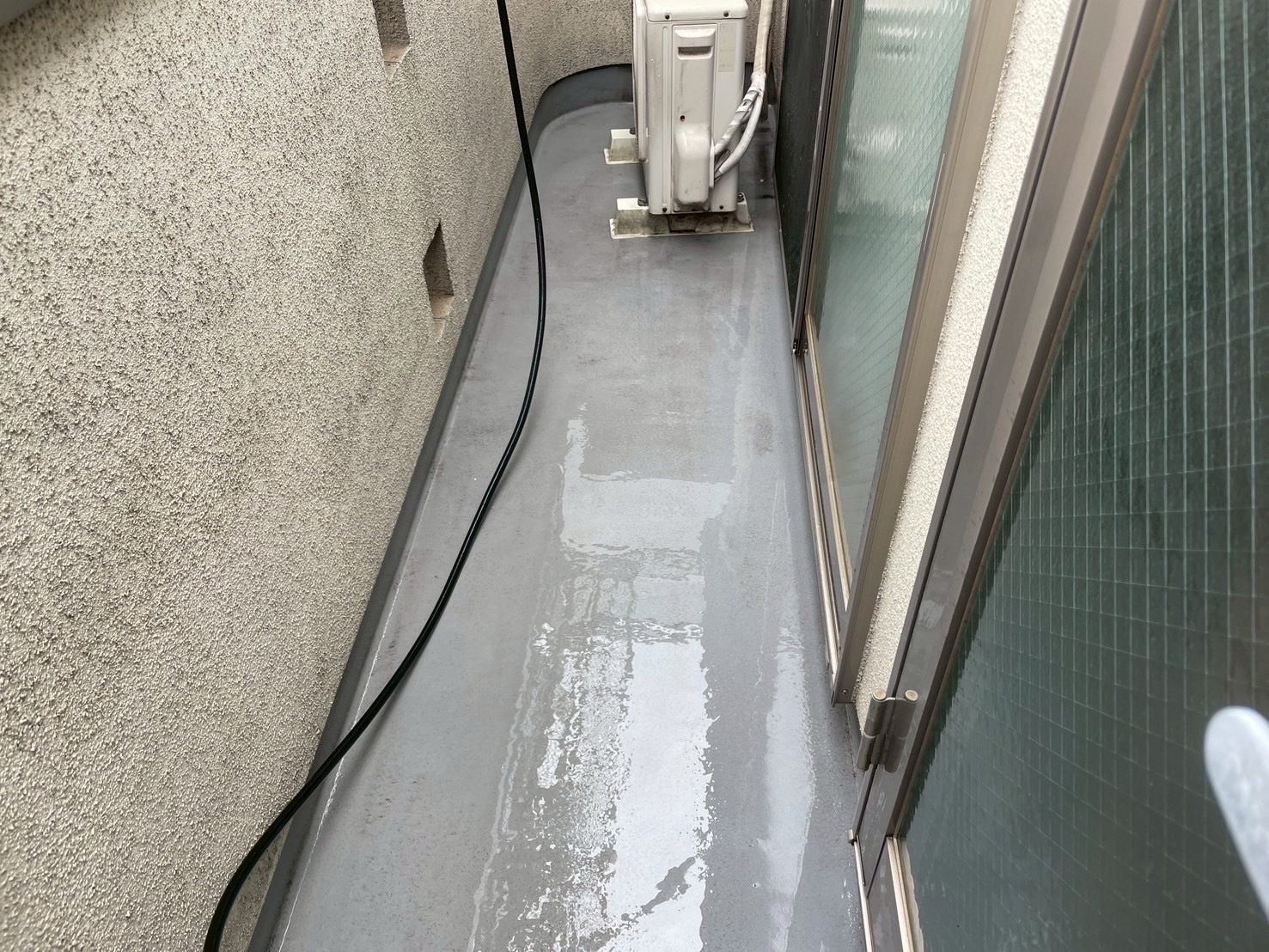 大田区西糀谷で外壁塗装前の屋根壁とベランダの汚れを取る高圧洗浄をしてきました