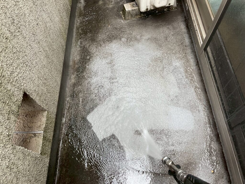 ベランダ洗浄中