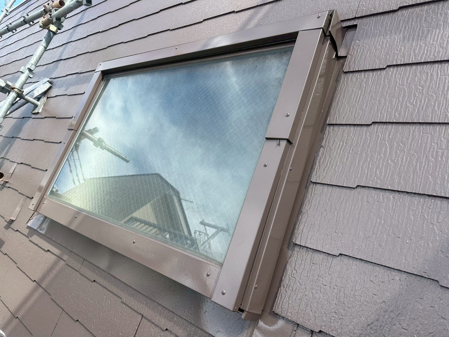 大田区池上台にて屋根カバー補修における天窓周りの防水処理を行いました