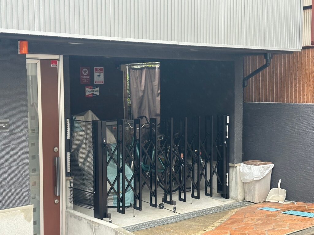 アコーディオン門扉取付完了