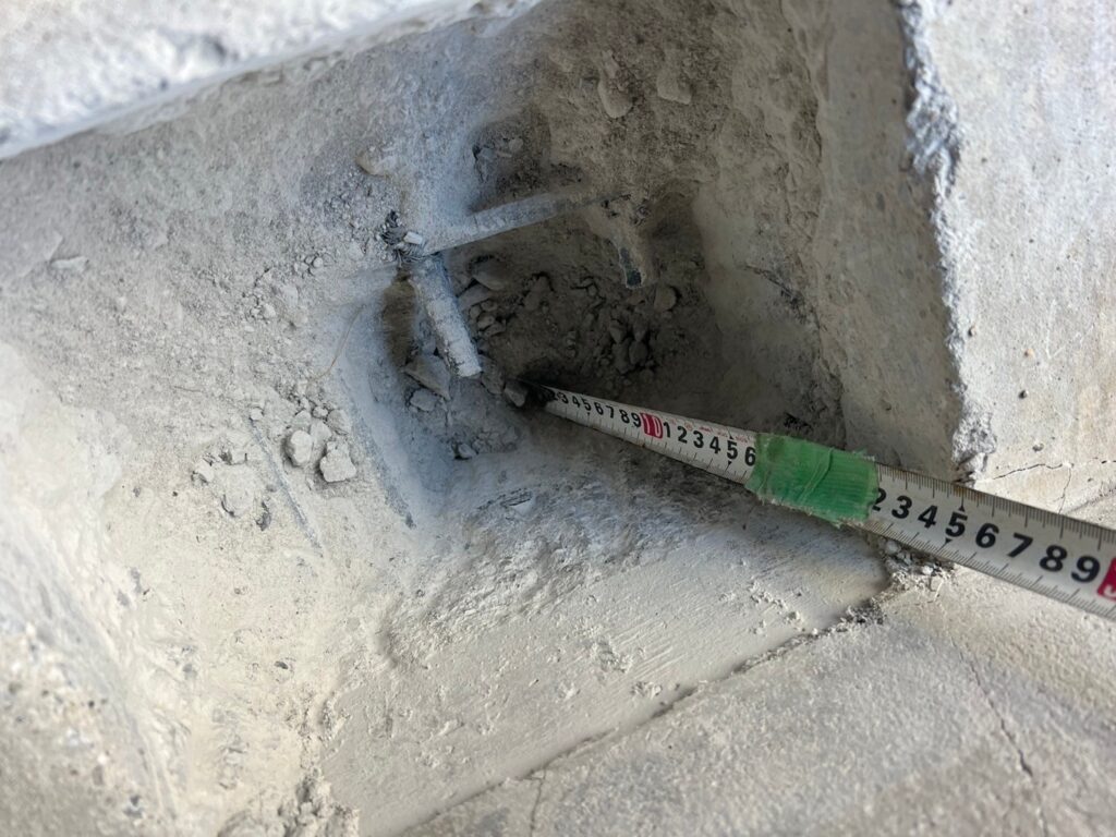 コンクリート斫り後高さ確認