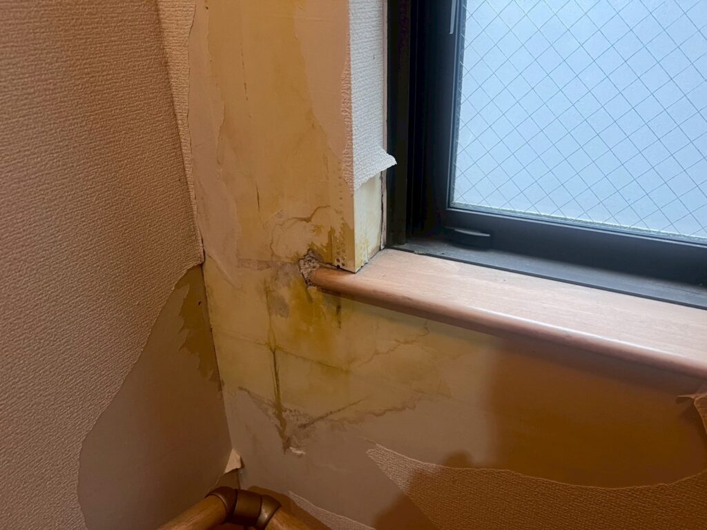 雨染みになっているクロス