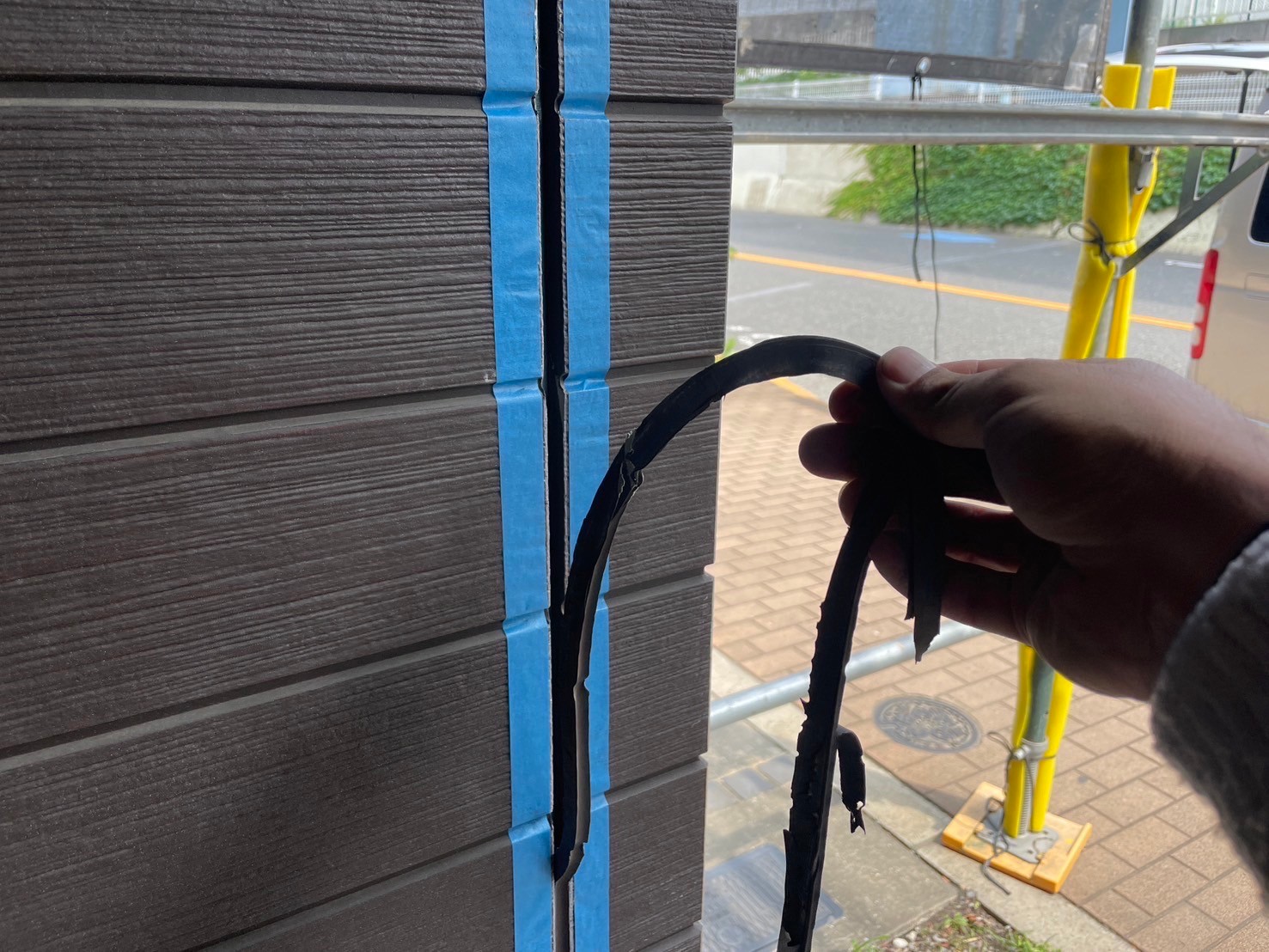 江東区東砂で築10年のお家のシーリングの撤去作業をしてきました