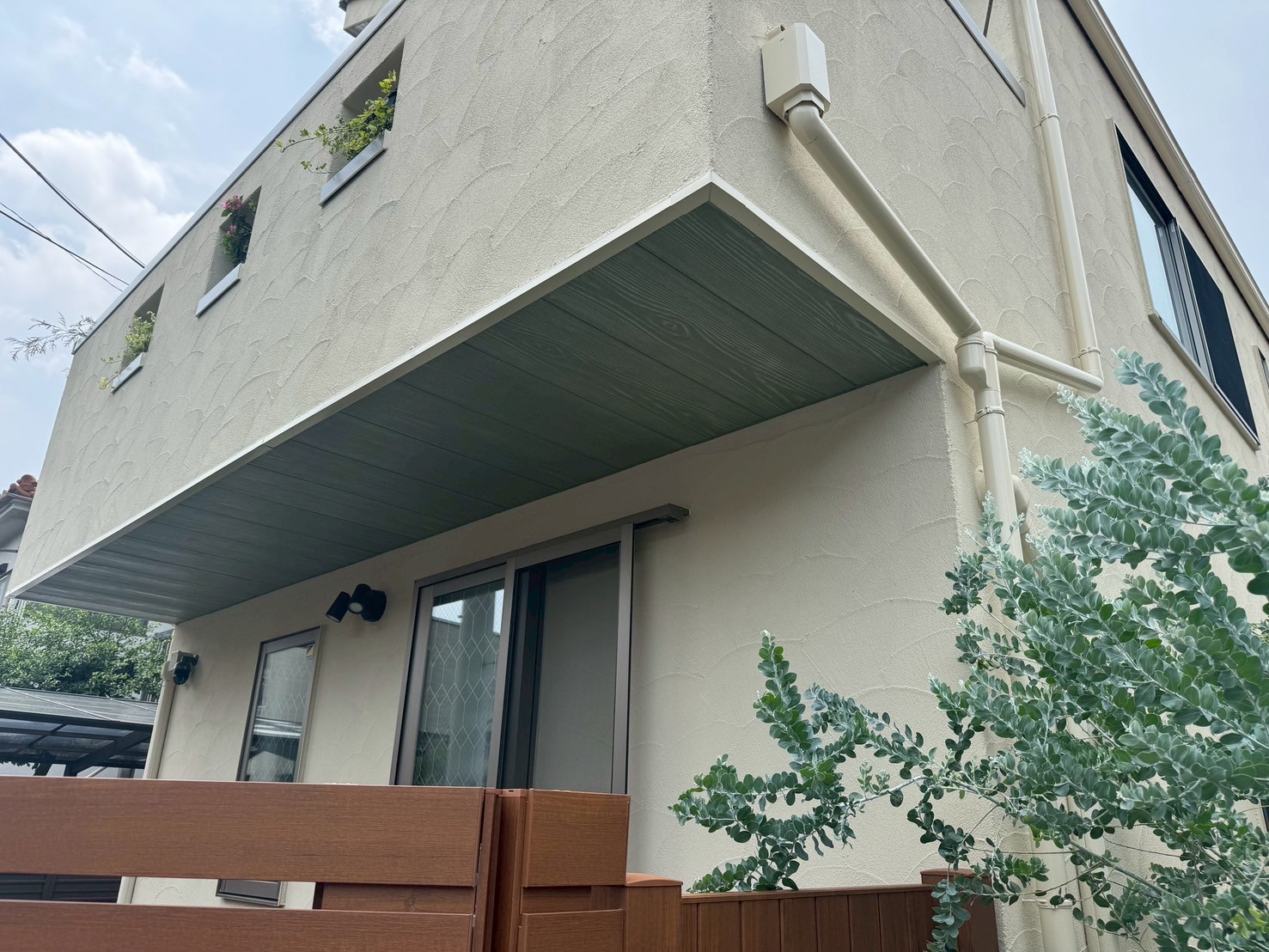 杉並区浜田山にて戸建て軒天をおしゃれなデザインにすると、外観のアクセントになります
