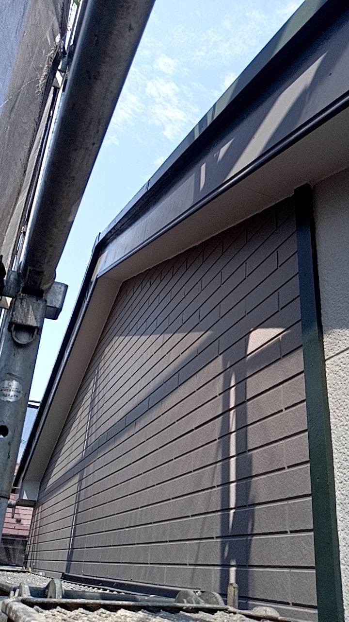 板橋区でプレミアムNADシリコンを使用し破風塗装工事を行いました