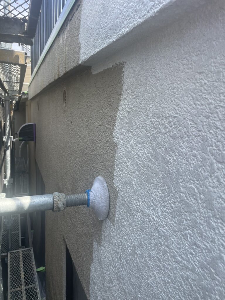 外壁下塗り中

