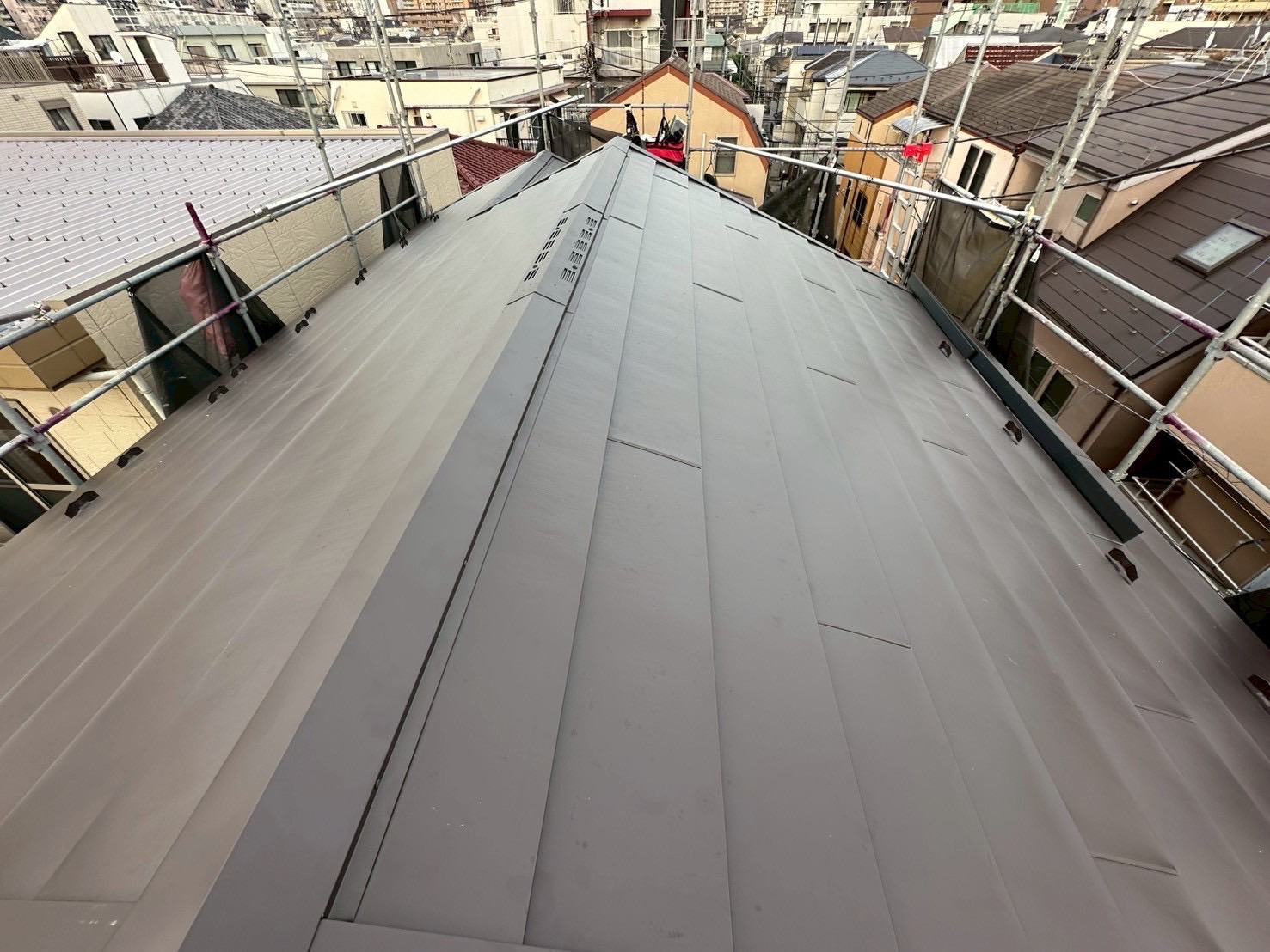 大田区大森北で続けて５件目の屋根カバー工事をしてます