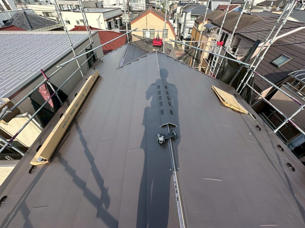 新しい屋根材を新設