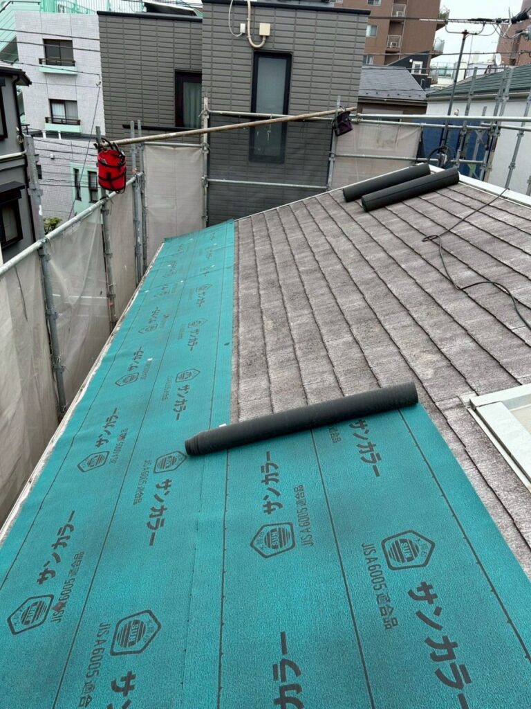 既存の屋根材に防水シートを敷く