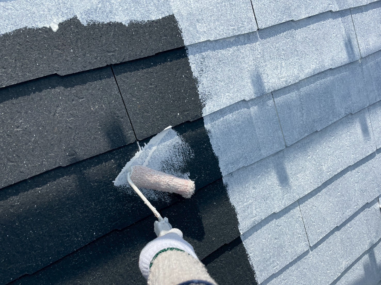 目黒区碑文谷で新築使用の多い屋根材の下塗り塗装をしました