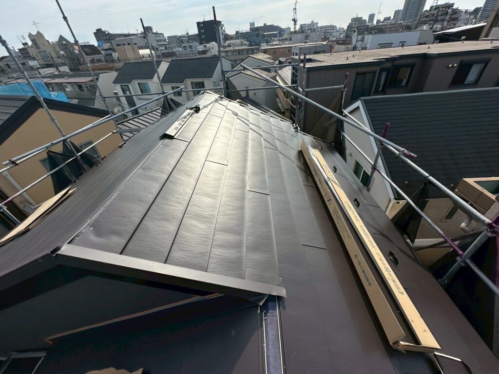 新しい屋根材を新設