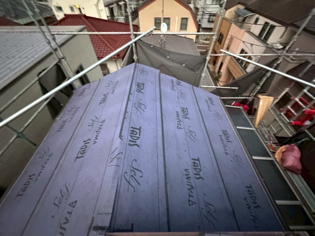 既存の屋根材に防水シートを設置