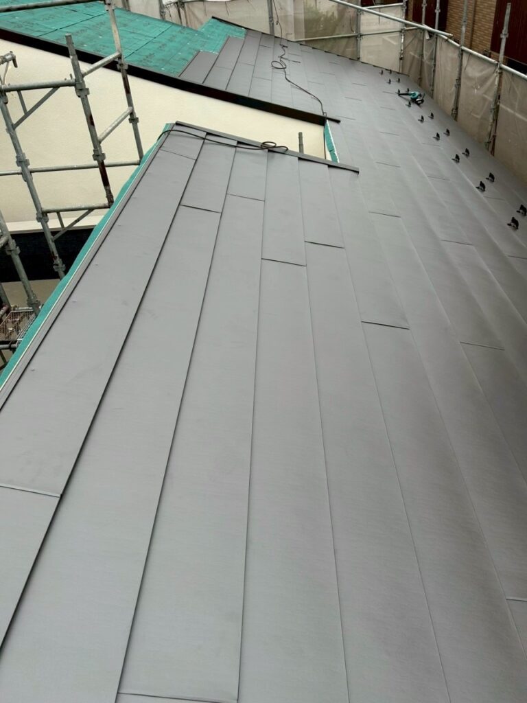 防水シートの上から新しい屋根材を葺く