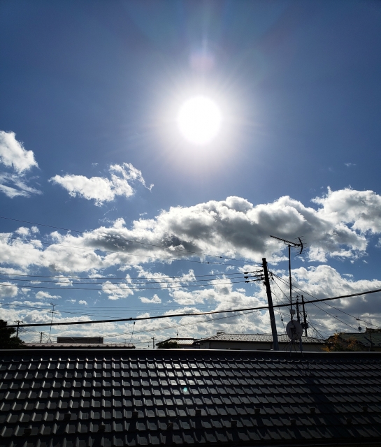 屋根断熱で夏涼しく冬暖かい家に：方法と効果