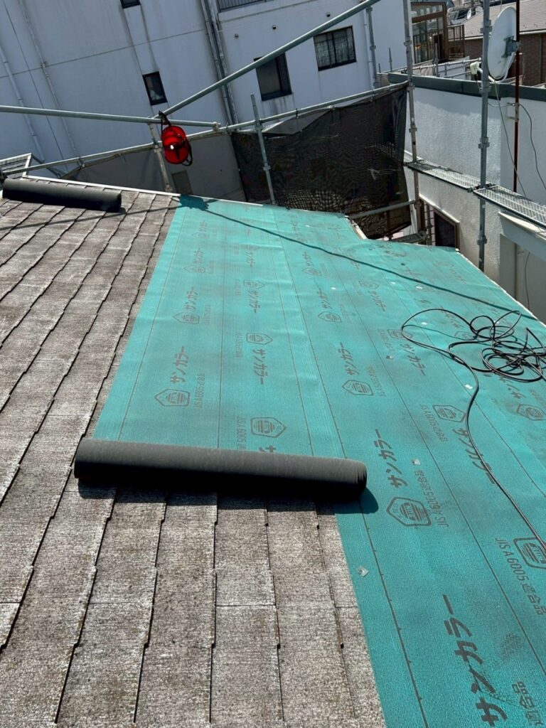 防水シートを敷く
