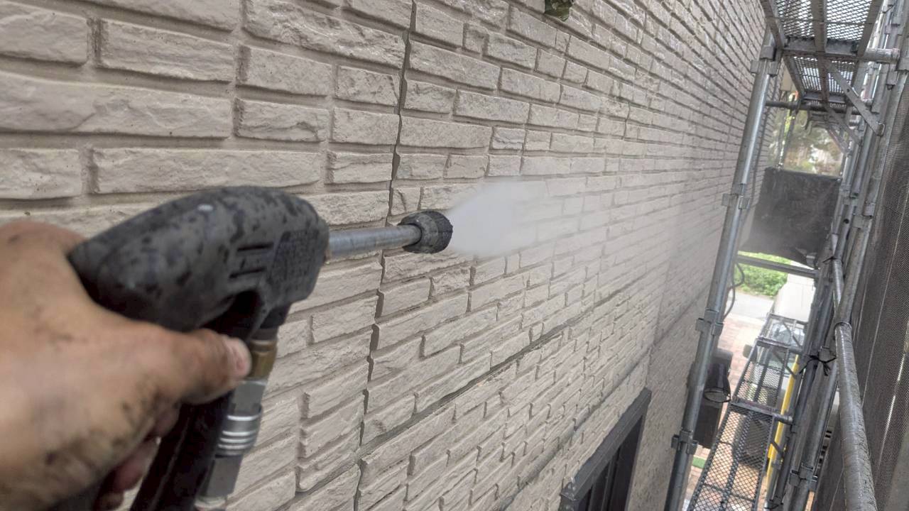 足立区で塗装工事前の洗浄作業をしました。