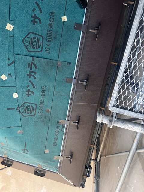 屋根の端部に金属部材を取り付ける