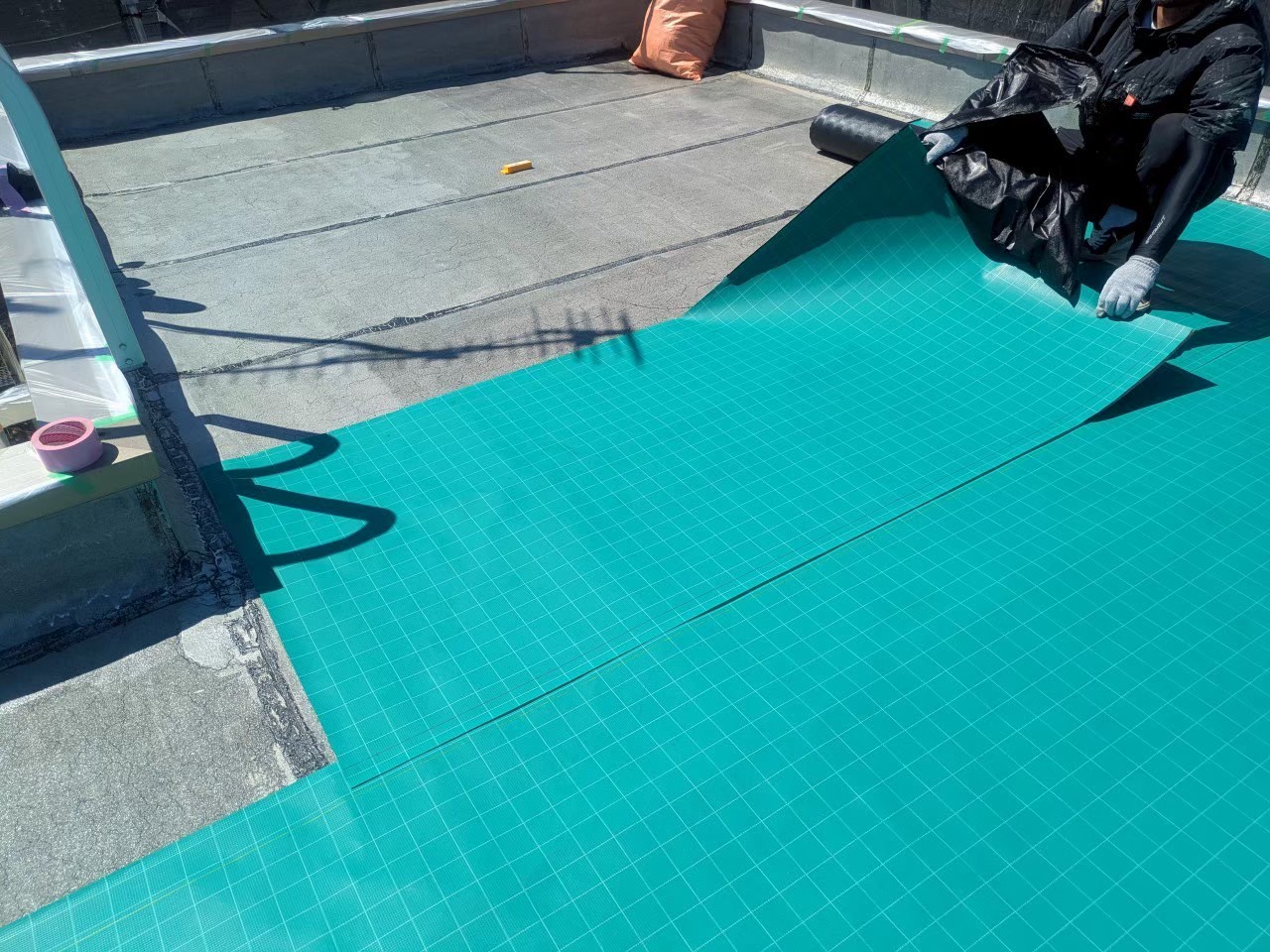 杉並区高円寺北で屋上に防水シートを貼りました