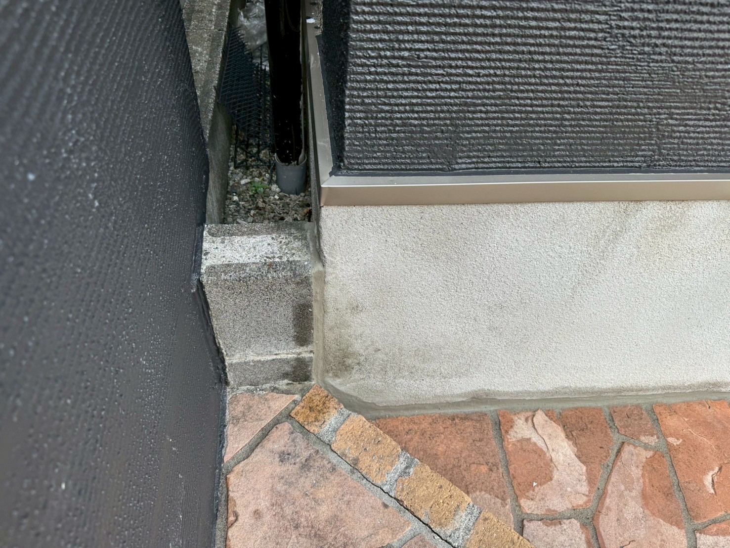 大田区にてタイル土間と基礎の隙間をモルタル左官埋めました