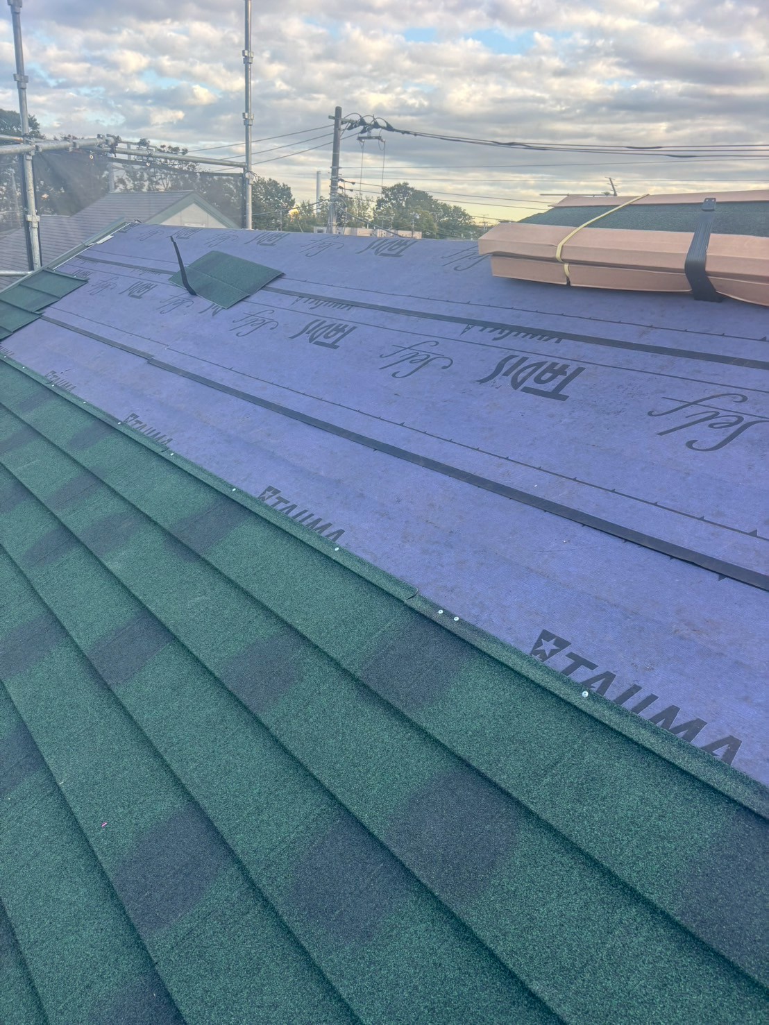 杉並区宮前でデザイン性に優れた高耐久屋根材でカバー工法をしました