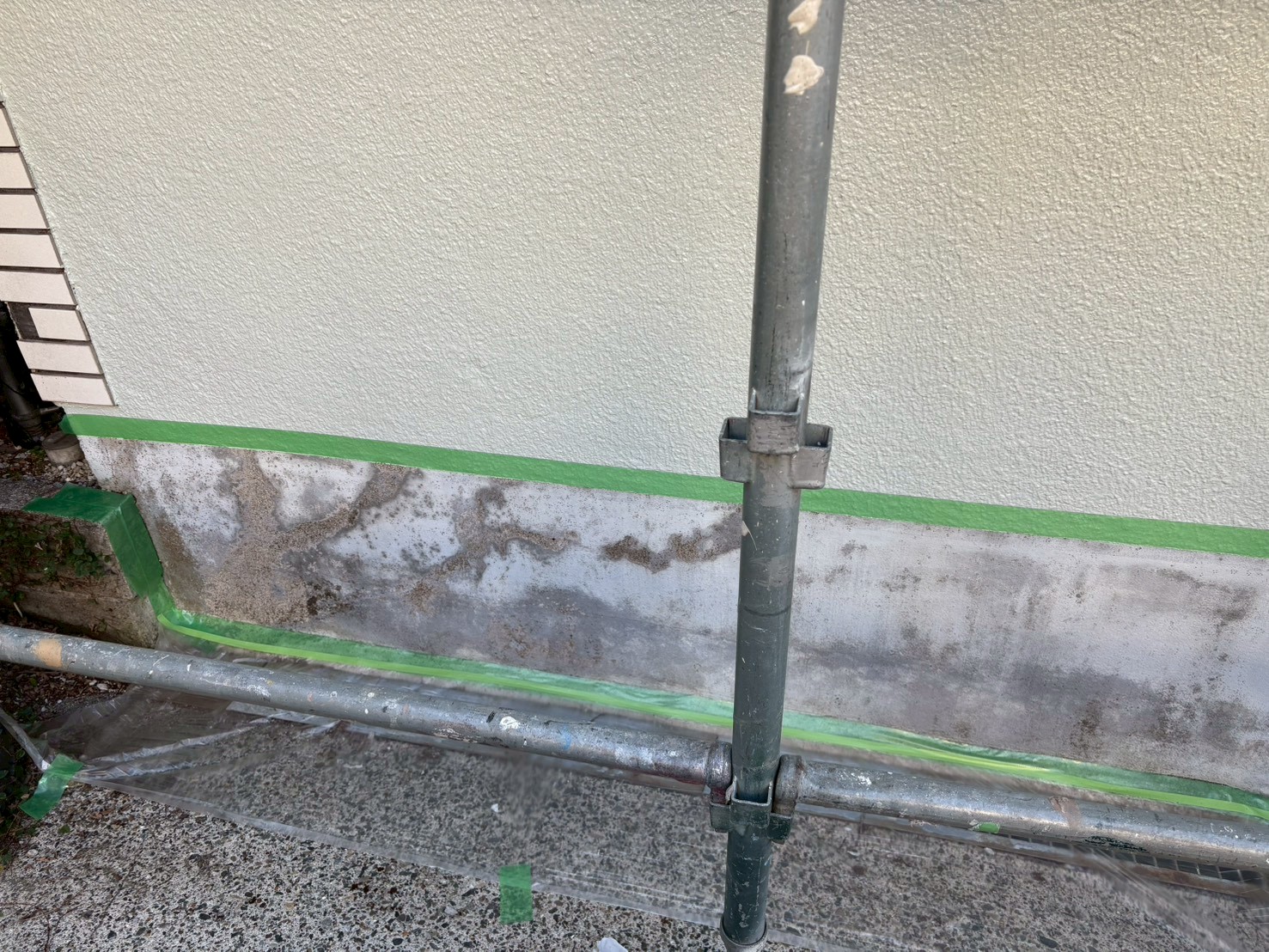 杉並区宮前でお家の基礎部分の防水塗装作業をしてきました