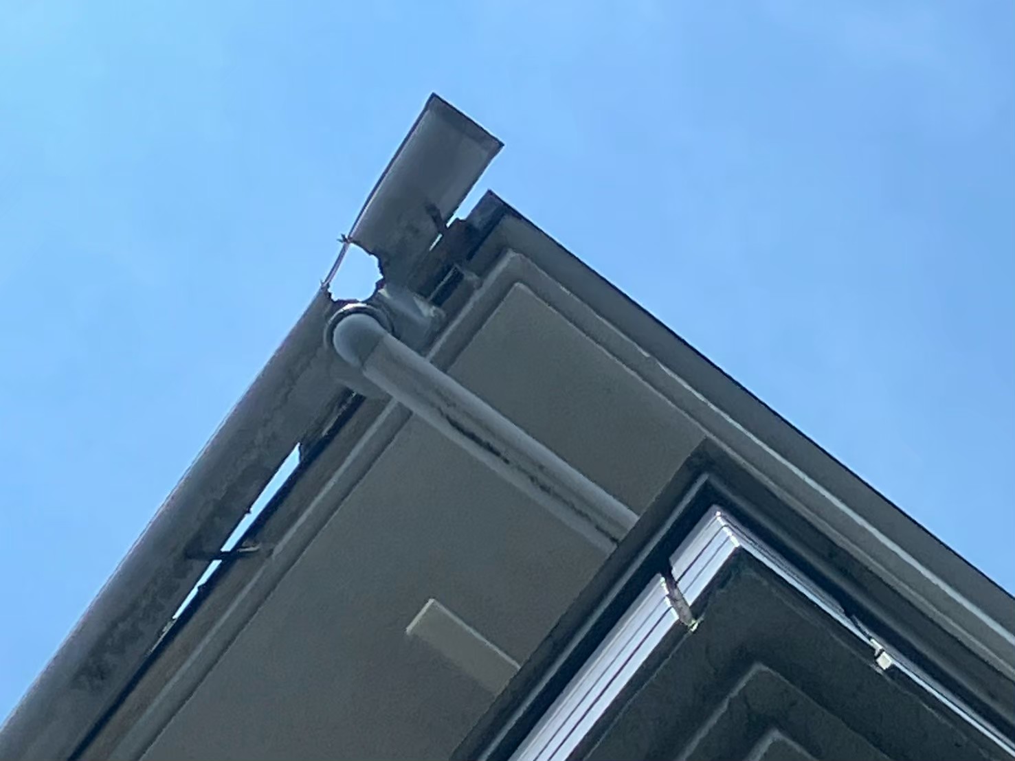 杉並区宮前で破損した軒樋を交換してきました