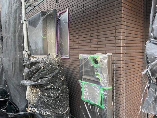 大田区池上にて外壁塗装前に養生をして塗装面以外の保護しました