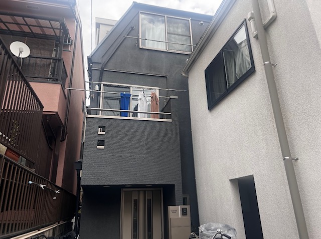 渋谷区本町にて築15年のモルタル外壁を遮熱塗料を使用し塗装補修