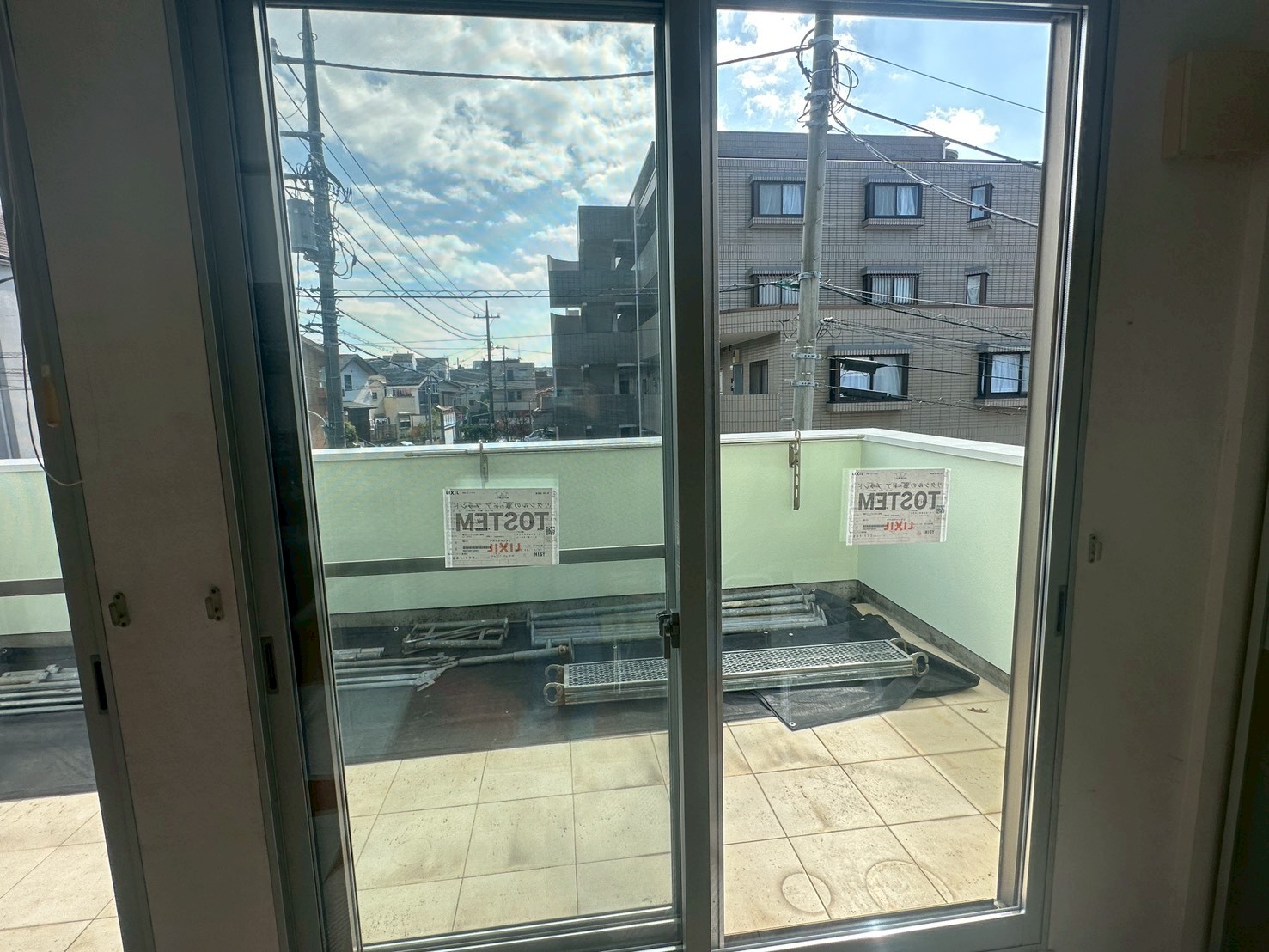 大田区にて内装足場を設置し内窓取付工事を行いました