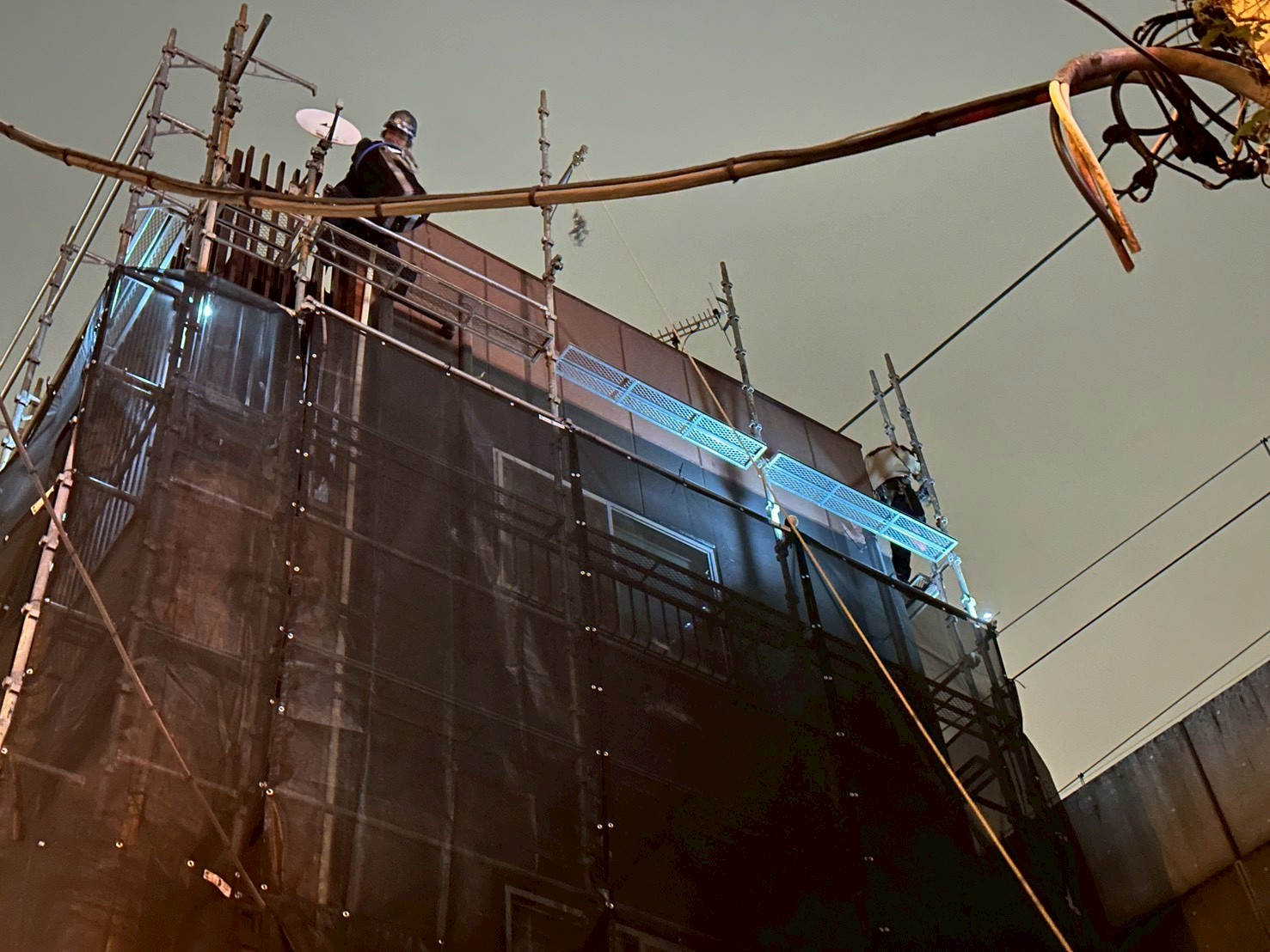 品川区にて線路近くでの夜間足場組工事を行いました