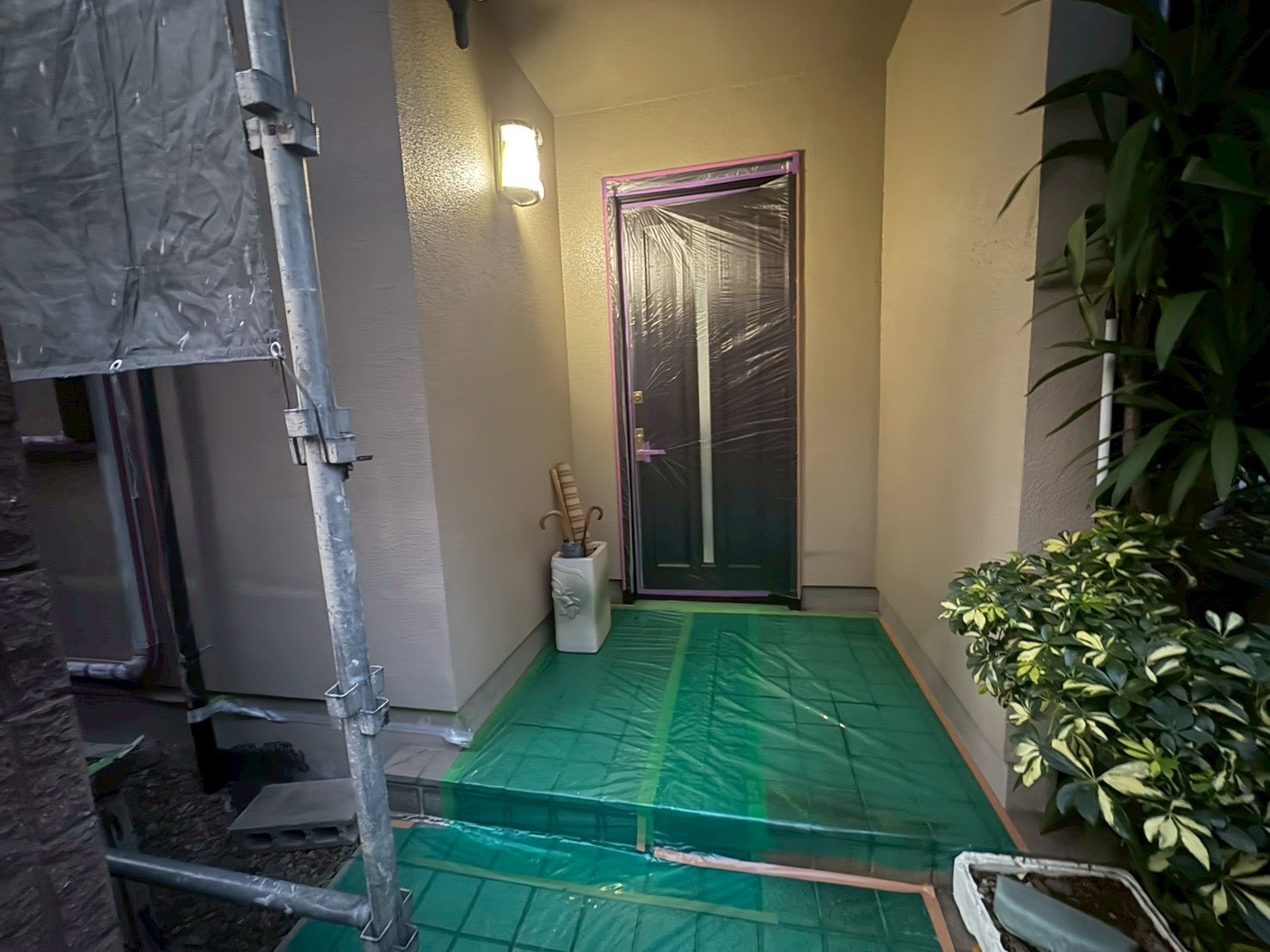 大田区仲六郷でお家の塗装しない箇所の養生作業をしました