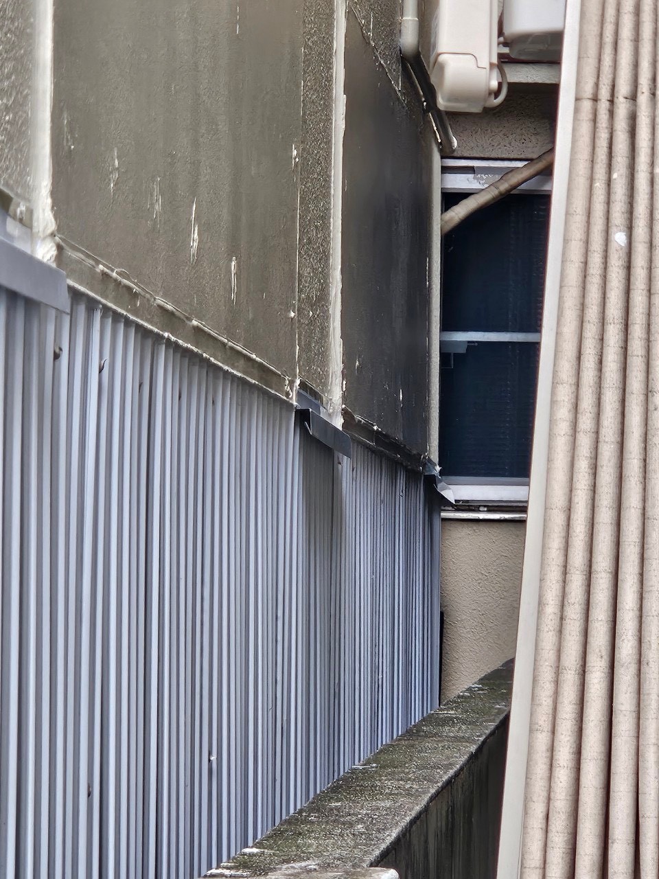 大田区にてALC外壁に水切り代わりでリブトタン取付行いました