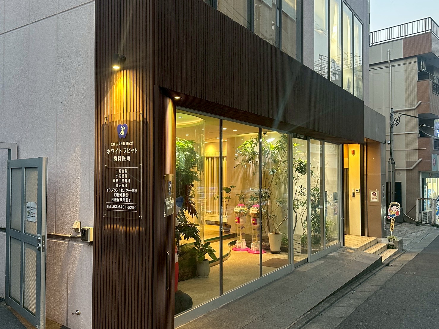 品川区にて店舗の玄関上の化粧木部塗装工事行いました