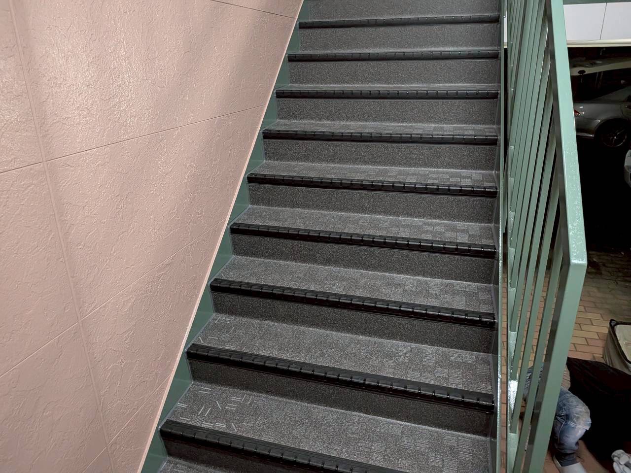 埼玉県にてアパート共用部の長尺シート貼り工事行いました