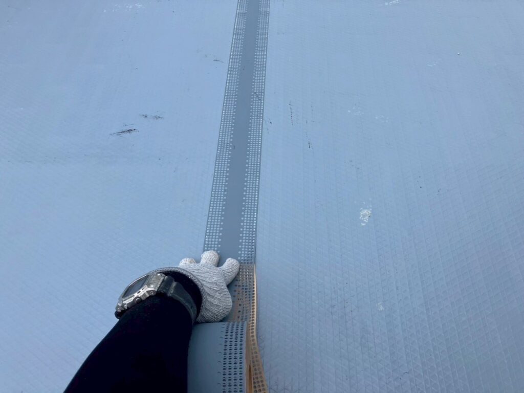 シートの境目をジョイントテープにて密着