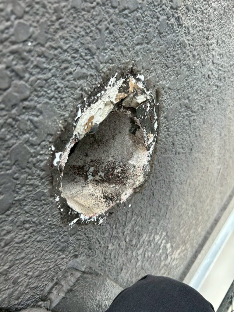 外壁に空いていた穴