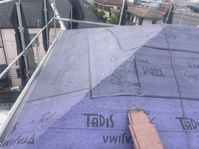 防水シートを敷く